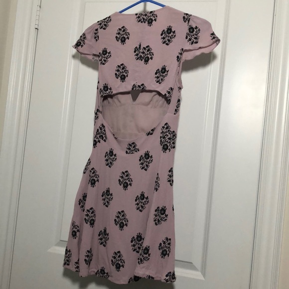 ARITZIA: Lavender Floral Butterfly Sleeve Dress - Picture 5 of 6